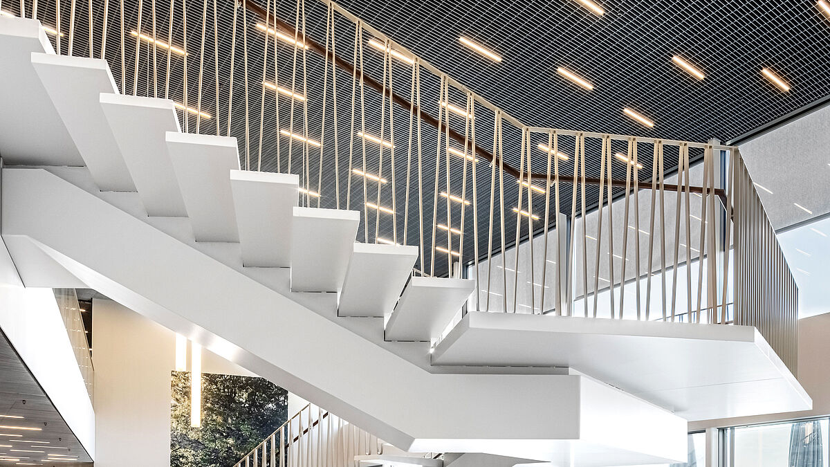 Der mehrdimensionale Tragholm wurde in drei Teilen angeliefert und am Bau zusammengefügt und verschweisst.