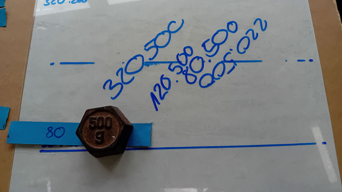 Beschädigung der Oberfläche mit Schleifpapier und Eisengewicht.