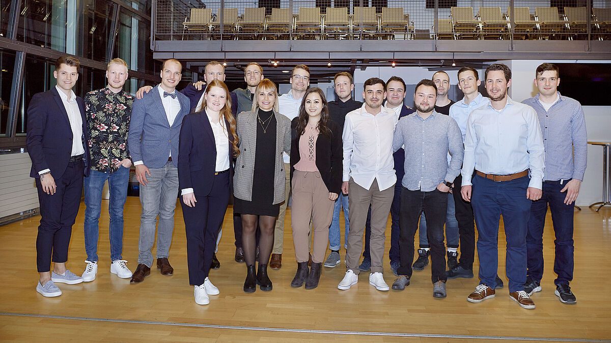 Diplomandinnen und Diplomanden der HF Bauplanung und der HF Metallbau.