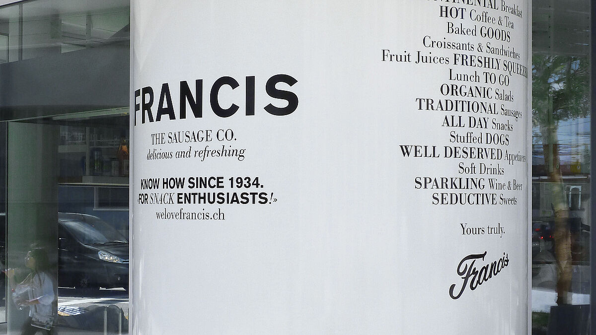 L’habillage du cylindre en tôles d’aluminium laminées Des lésènes en profilés plats sont disposées horizontalement en haut et en bas.