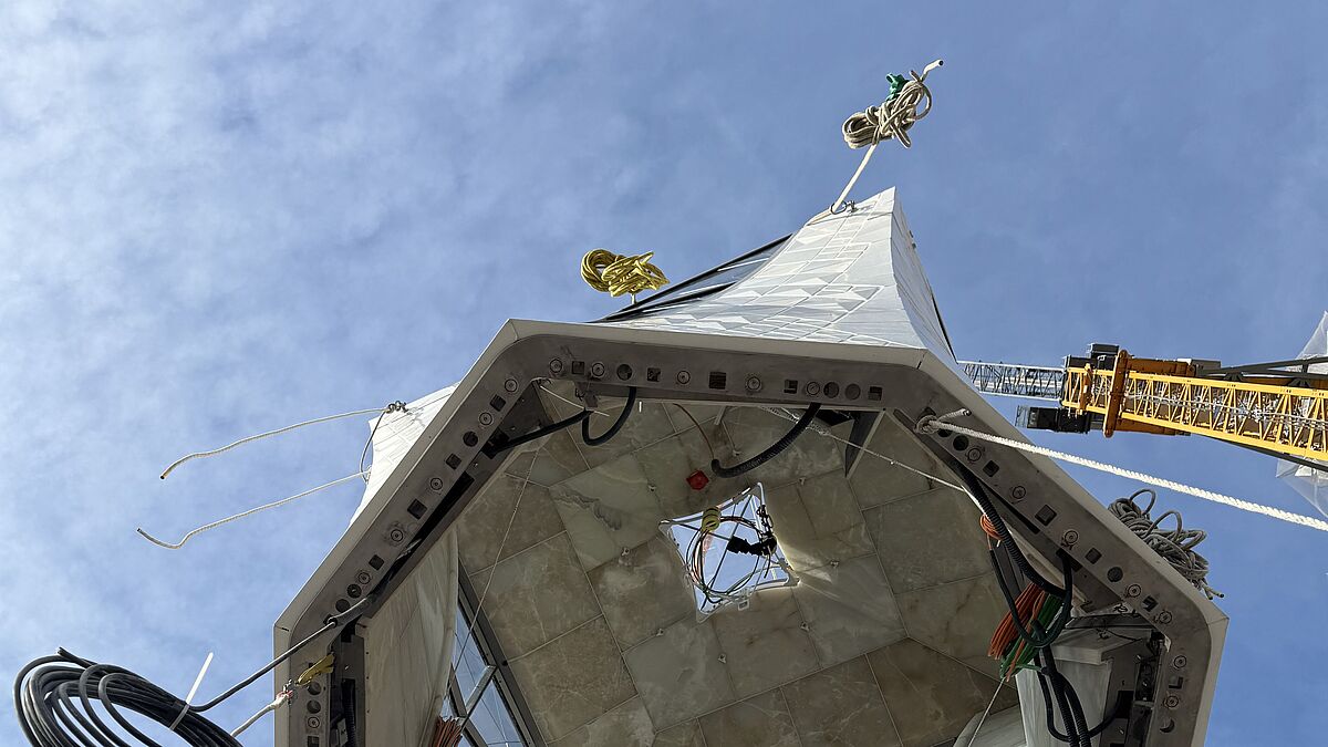 Blick in das Innere: Verkleidungen aus Steinen und weiss glasierter Keramik, in Kombination mit Glas.