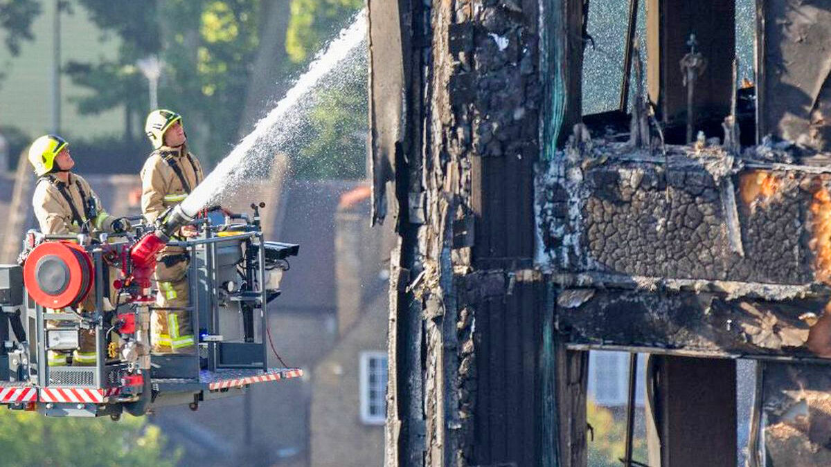 L’eau n’est d’aucune aide : le PE n’absorbe pas de liquide et continue donc à brûler, même au contact de l’eau. 