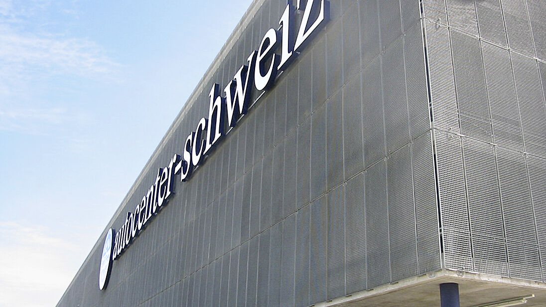 La réalisation des éléments en grilles caillebotis en longueur jusqu’à 4,5 mètres est possible qu’avec des machines très modernes. La réalisation des éléments en grilles caillebotis en longueur jusqu’à 4,5 mètres est possible qu’avec des machines très modernes.