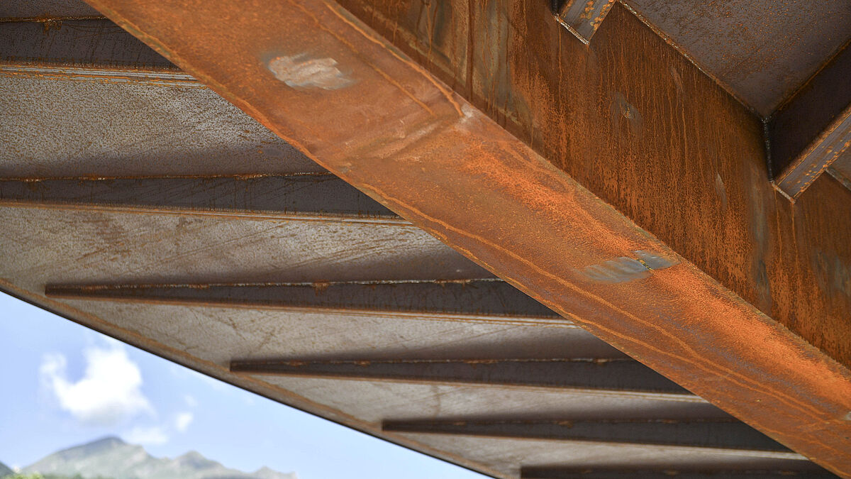 Ein sich verjüngender Kastenträger aus unterschiedlich dicken Stahlblechen bildet das Tragwerk.