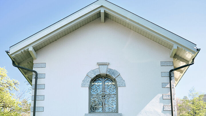 Die Türen des unter Denkmalschutz stehenden Gebäudes wurden in Anlehnung des Bestandes erstellt.