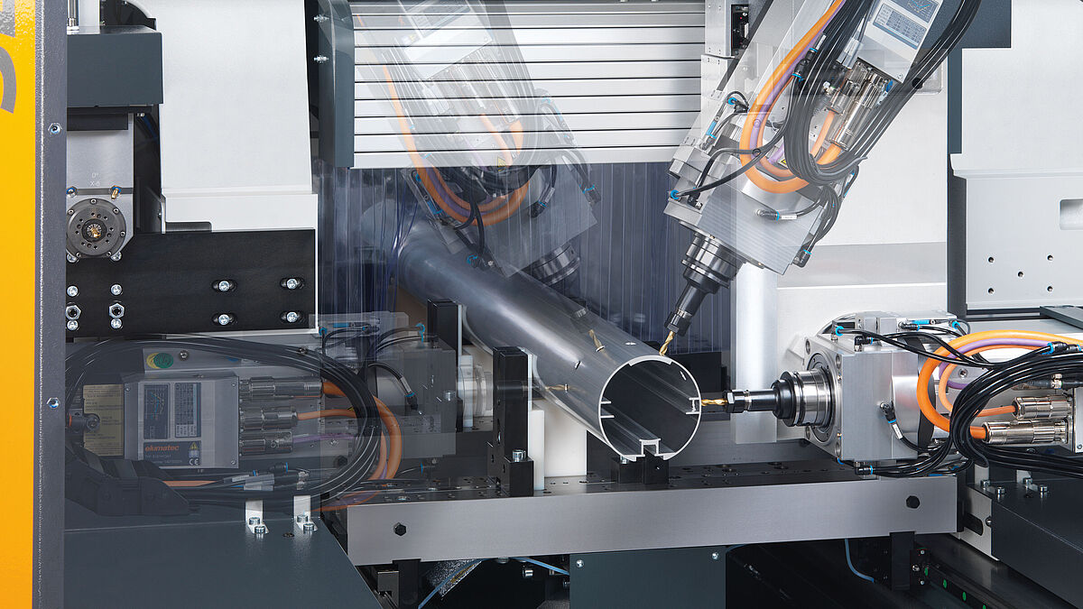 Stufenlose Bearbeitung mit allen Werkzeugen von –90° bis +90°.