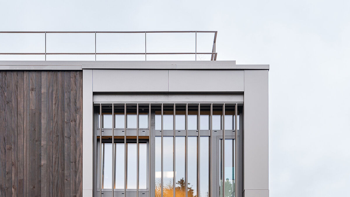 In den kälteren Jahreszeiten sorgt das System umgekehrt durch eine geeignete Lamelleneinstellung für stärkeren Lichteinfall und mehr Wärme in den Räumen.