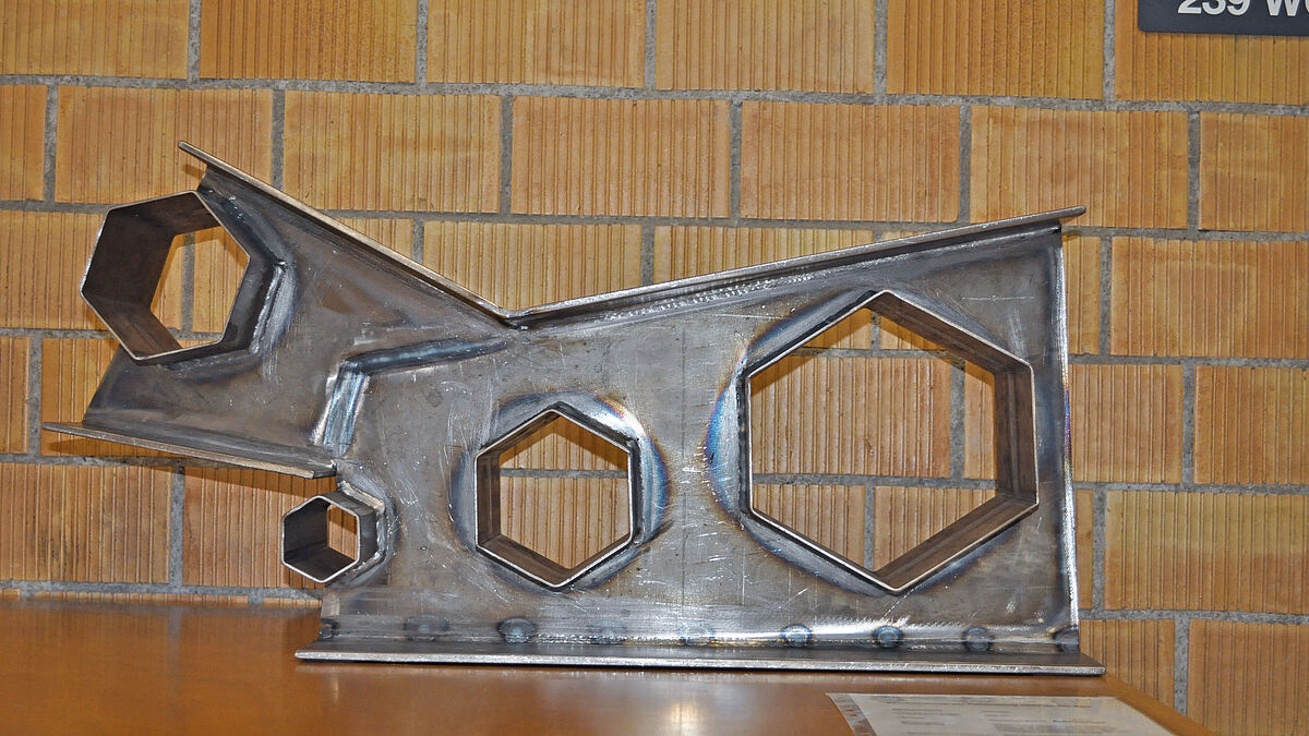 Projet « Wabenblech » (constructeur/-trice de charpentes métalliques). Construction en tôle entièrement soudée.