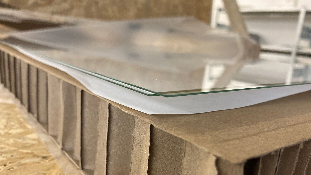 Chemisch vorgespanntem Glas (CVG) mit einer Stärke von 0,7 mm.