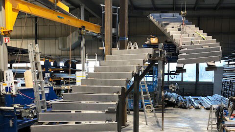 Vormontage der Treppe im Werk. Gut zu erkennen sind auch die Stahlstützen in der Treppenmitte.