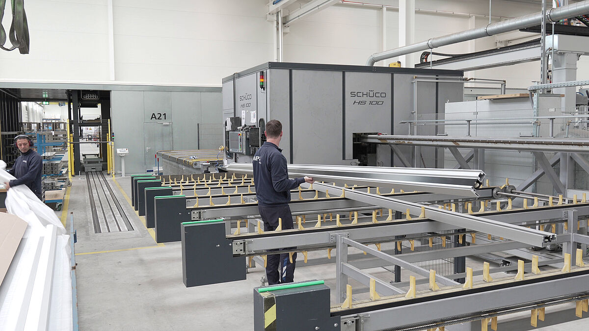 Profilbearbeitung im Werk der Aepli Metallbau AG. Bild: Aepli