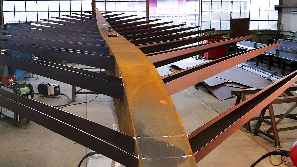 Im Werk: Die Seitenrippen werden an den Kastenträger (Stiel) angeschweisst. 