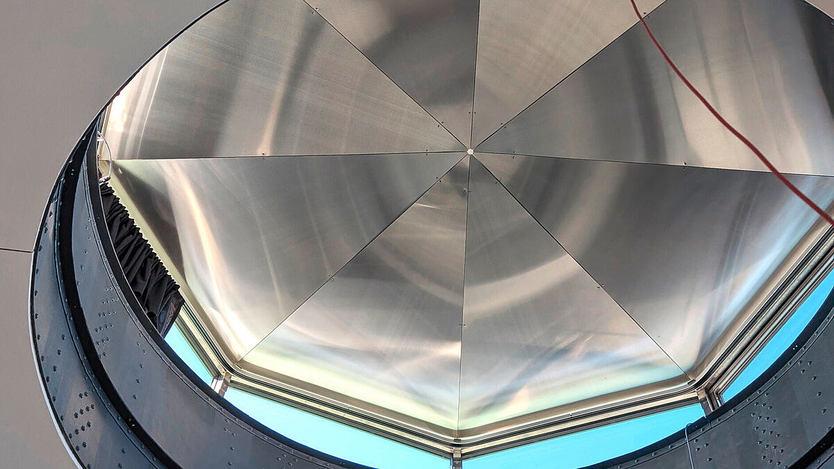 Untersicht Kuppeldach: Die Verkleidungsbleche aus Edelstahl breiten sich vom Zentrum her strahlenförmig aus. Die denkmalgeschützte Unterkonstruktion mit ihren vernieteten Blechen blieb bestehen. Bild Surber Metallbau AG