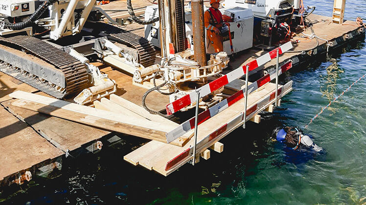 Aushub mit dem Langarmbagger und Bohren der Mikropfähle vom Ponton aus.