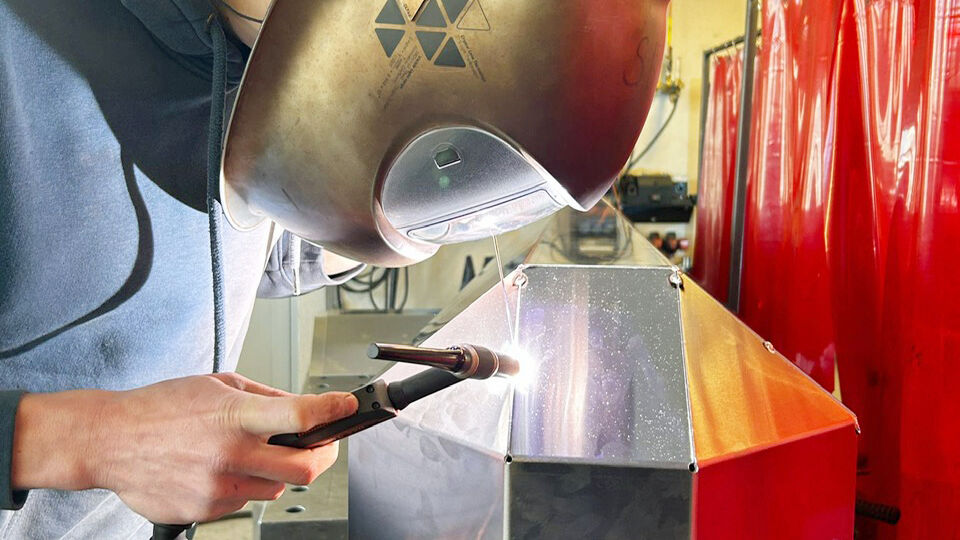 Un futur constructeur métallique soude les flotteurs.