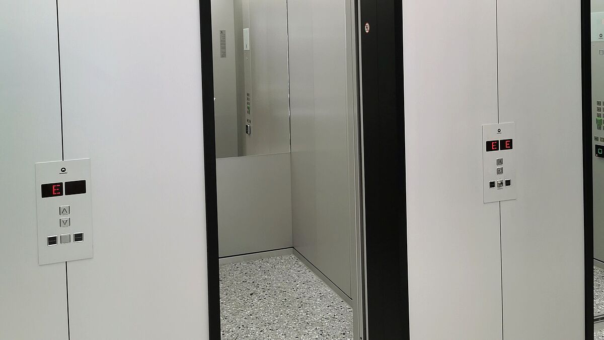 Detailansicht: Farblich heben sich die Vertikalzargen von den restlichen Verkleidungen ab.