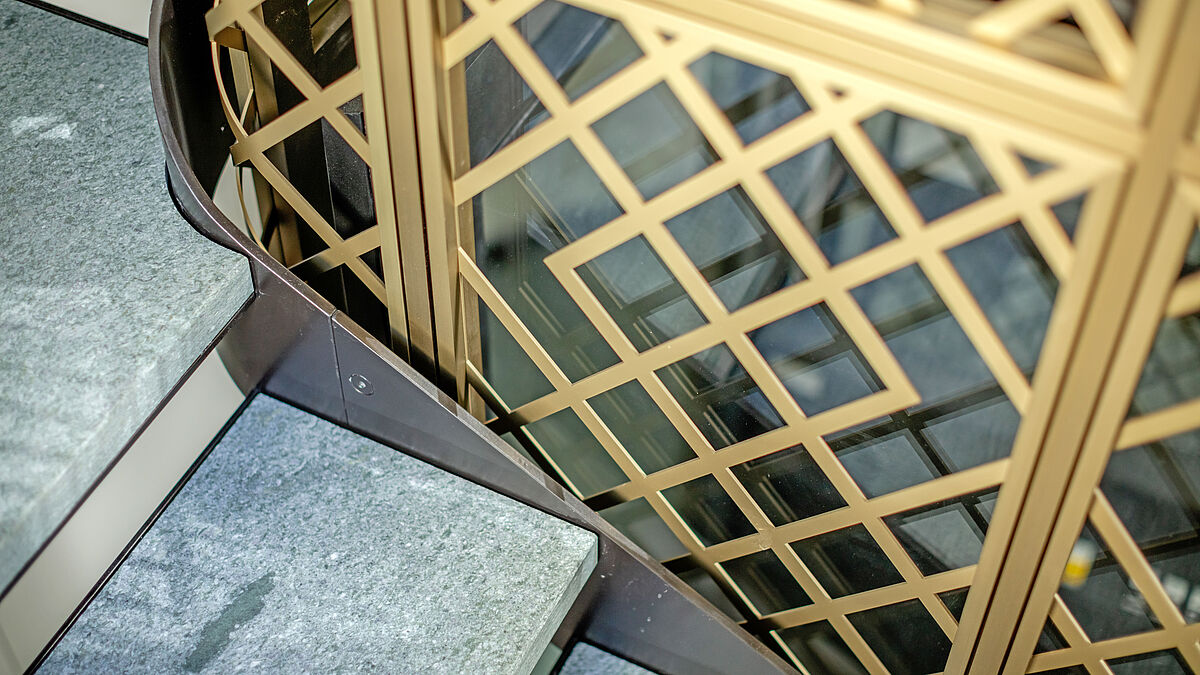 L’arrière des éléments de l’escalier, des marches, des limons et de la grille est arrondi, tandis que la façade présente des angles à 90°.