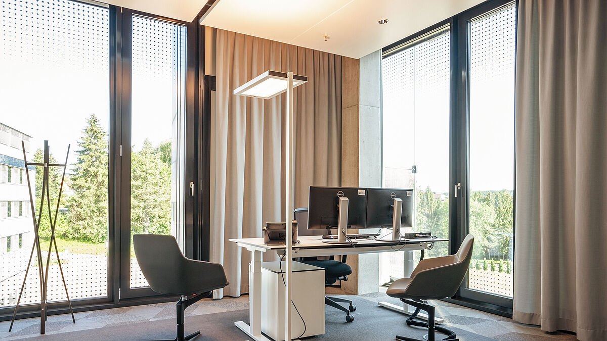 Innenansicht: Gut zu erkennen der Dekorsiebdruck aus kleinen, sternförmigen Elementen.