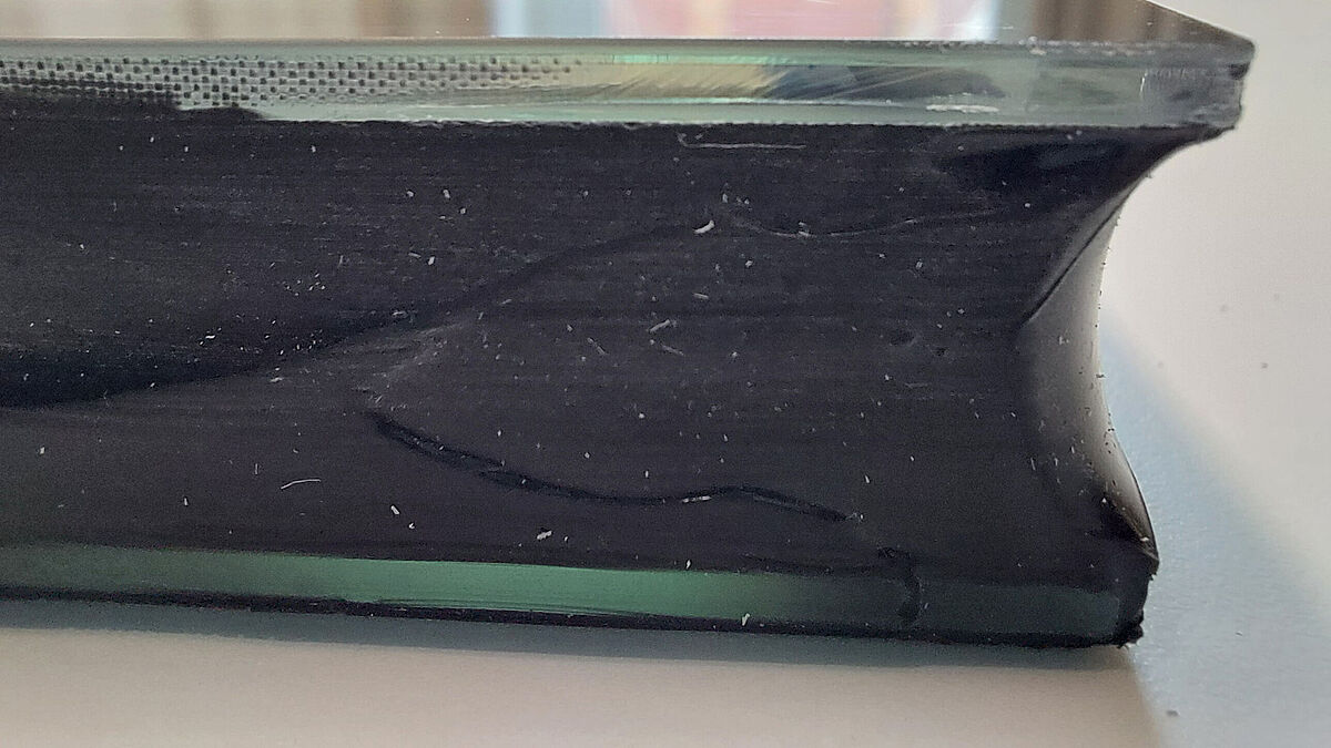 Glasaufbau A4, unten 4mm ESG oben VSG aus 2 x 0, 7mm CVG.