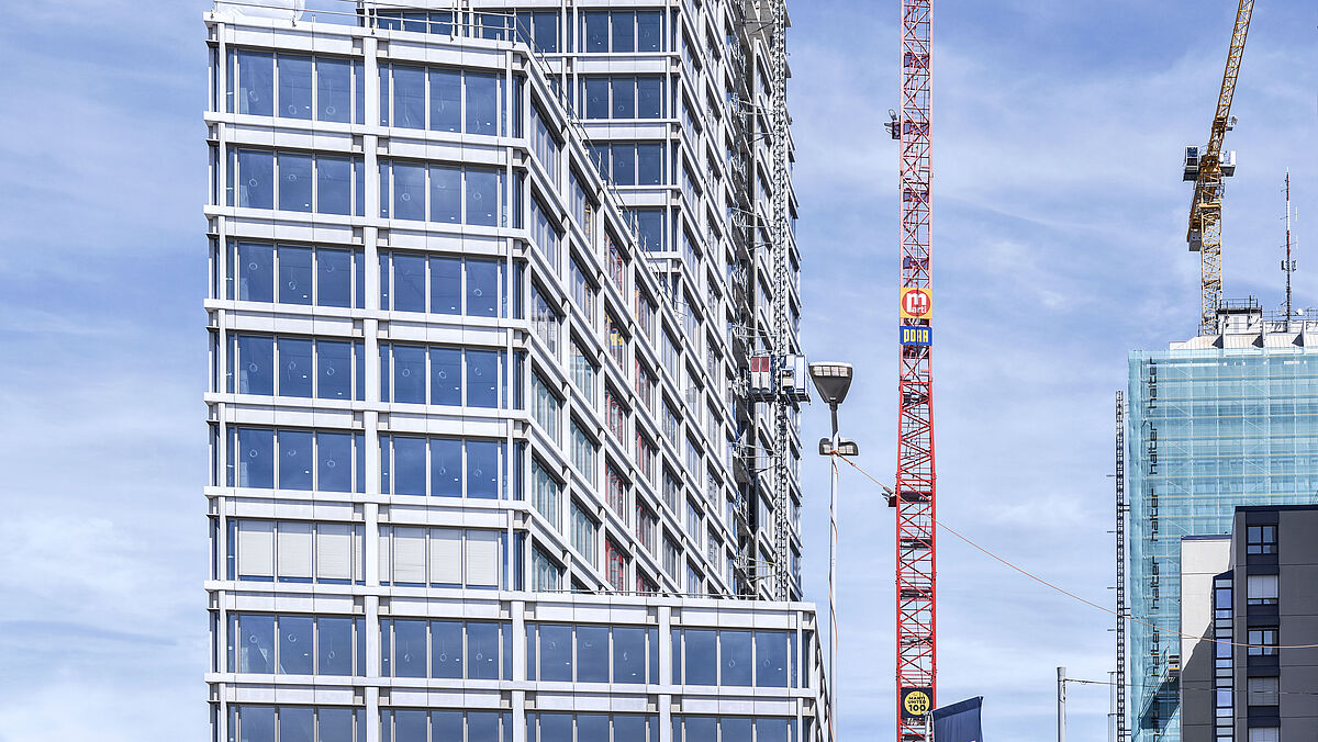 Avec 9663 m² de façades à cavités fermées et 746 m2 de façades poteaux-traverses au rez-de-chaussée, l’enveloppe du bâtiment est hautement efficace.