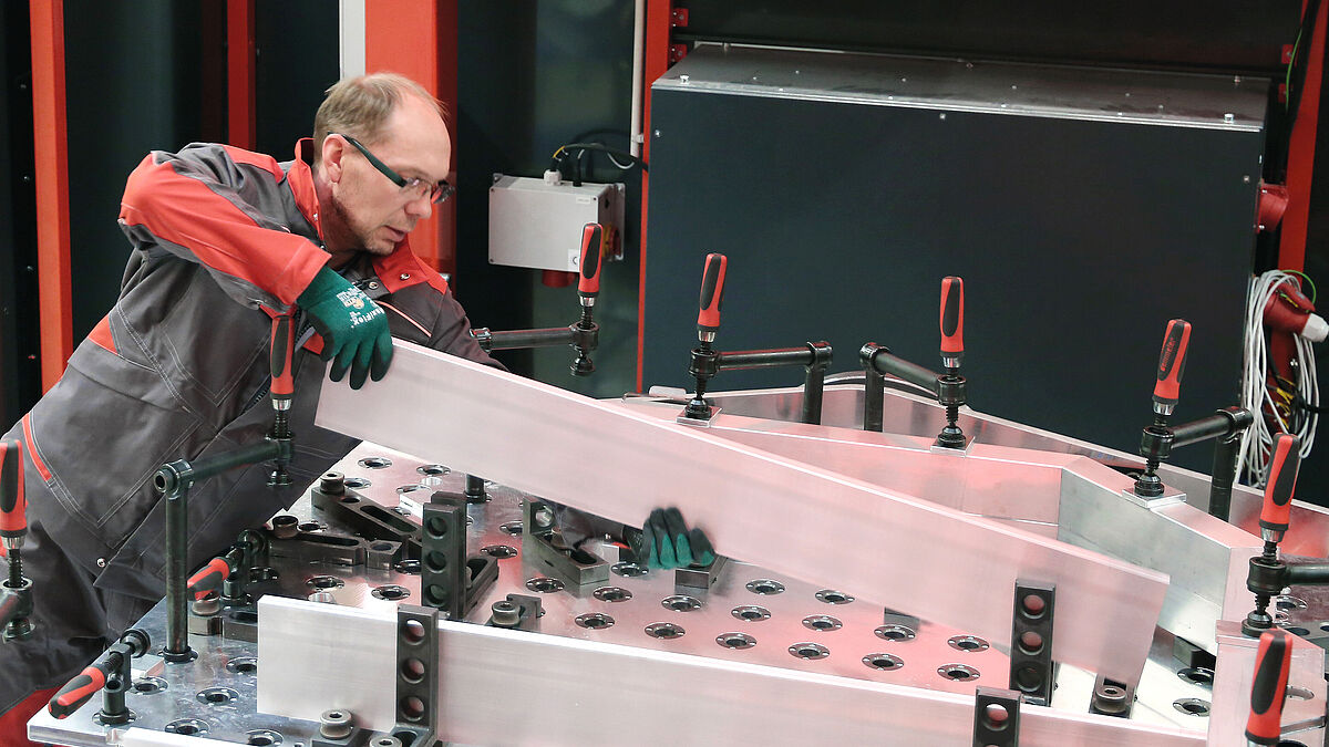 Für den Prototypen-Vorrichtungsbau sind flexible, modulare 3D-Aufspann-Systeme vorhanden. Alle Spannkomponenten können zudem virtuell simuliert werden. 