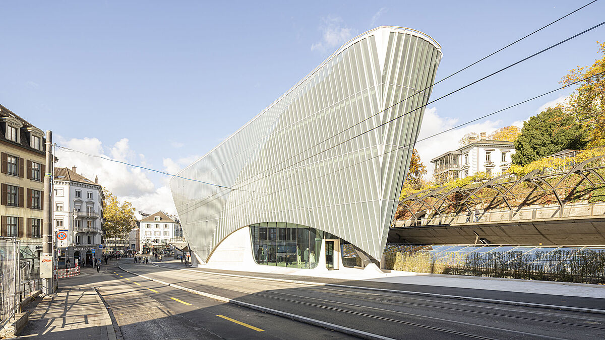 Die gesamte Fassadenmontage erfolgte gerüstlos von innen.