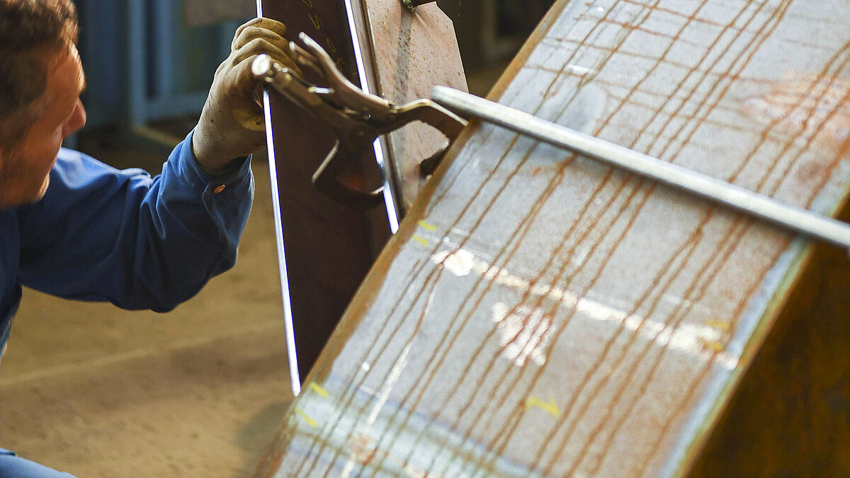 Zur genauen Positionierung der Blattadern wurden Stiche um die im Stamm vorhandenen Verstärkungen gestanzt.
