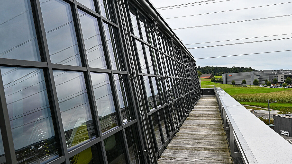 Die nur 45 mm breiten Stahlprofile Forster Thermfix Vario Hi sorgen in der Schrägfassade im Attikageschoss für Wärmedämmung auf Passivhaus-Niveau. 