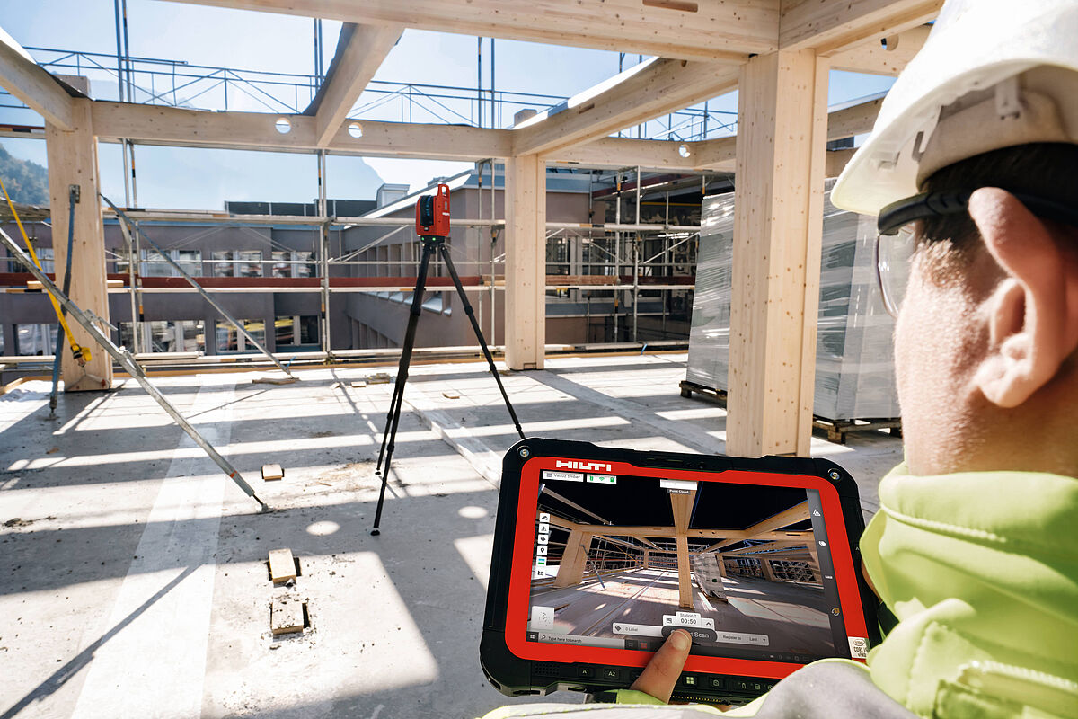 Die besten Ergebnisse beim Einsatz von Laserscannern entstehen aus dem Zusammenspiel von exakter Datenerfassung und softwaregestützter Datenverarbeitung. Beispiel Hilti P3D 800 Scanner, gesteuert über Hilti OnSite Scan. Bild: Hilti AG