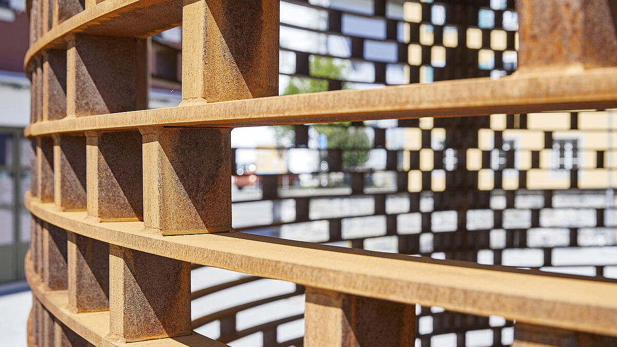 Les côtés étroits des entretoises insérées sont systématiquement soudés aux cerceaux en tôles.