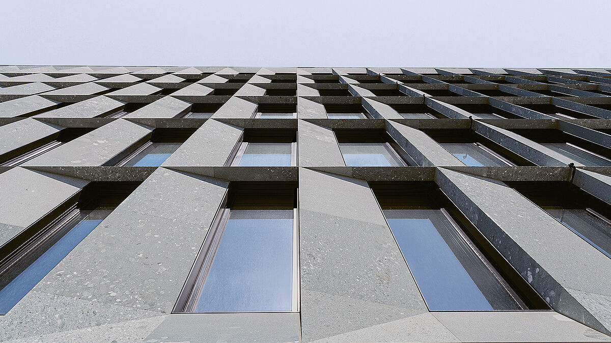 Für die Befestigung der scharfkantigen Natursteinplatten wurde eine Unterkonstruktion entwickelt, deren Verankerung auf ein hohes Lastenniveau ausgelegt werden musste. 