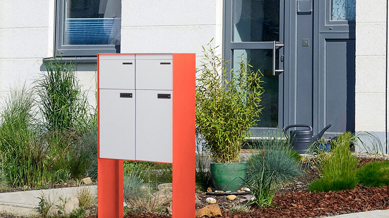 Briefkastenanlage in Kombination mit Paketboxen (unten).    Bild: Ernst Schweizer AG 