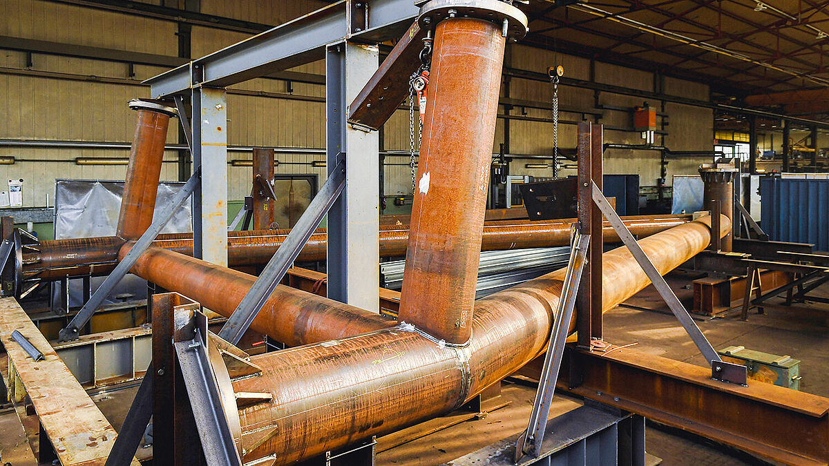 Montage des uferseitigen Teils im Werk.