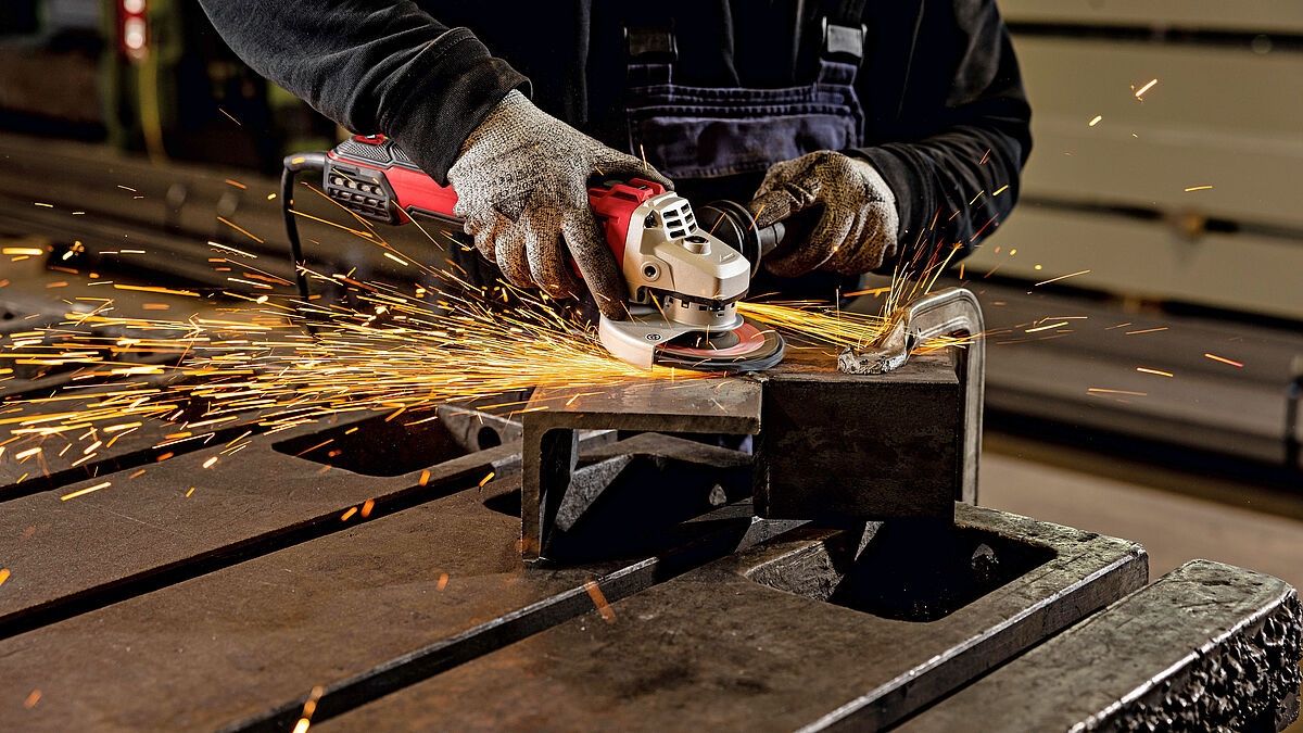 Flexibel und ergonomisch: Winkelschleifer (Flex LBE 20-11 125-EC) mit sechsstufiger Geschwindigkeitswahl für präzises Arbeiten bei unterschiedlichen Materialien. Bild: Flex