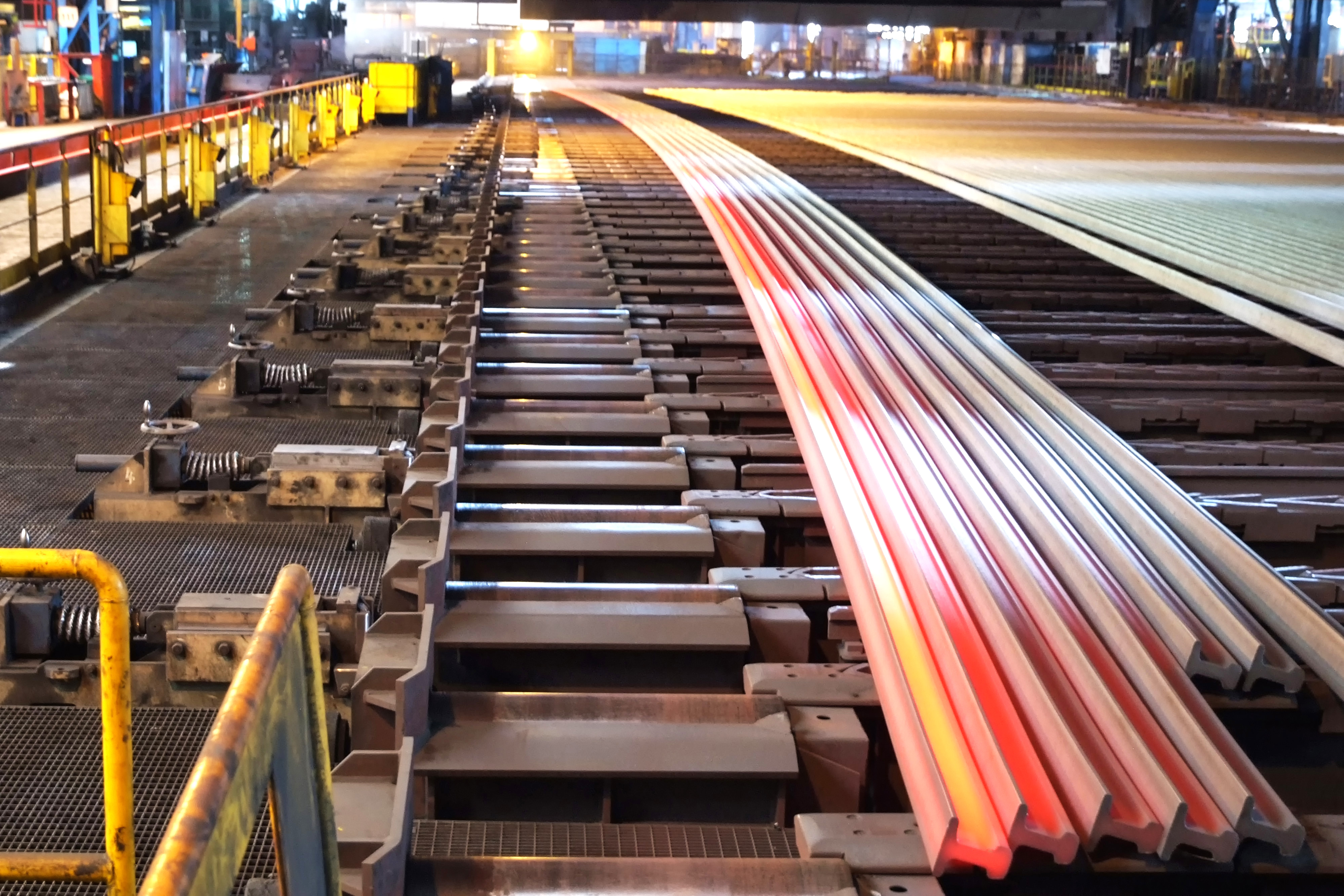 Nach dem Walzen müssen die Schienen langsam abkühlen.
