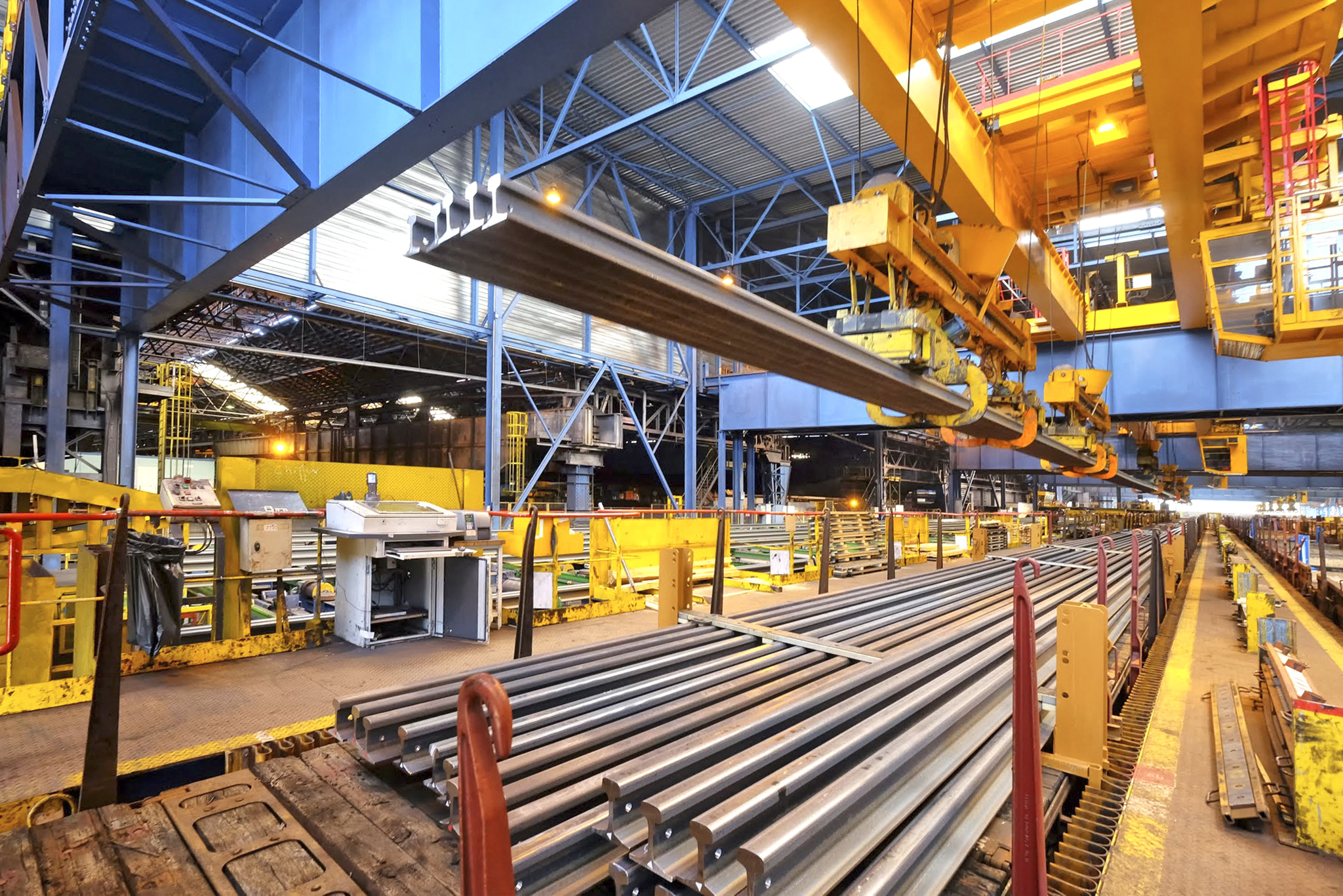 Die Schienen werden zur Endbearbeitung vorbereitet.