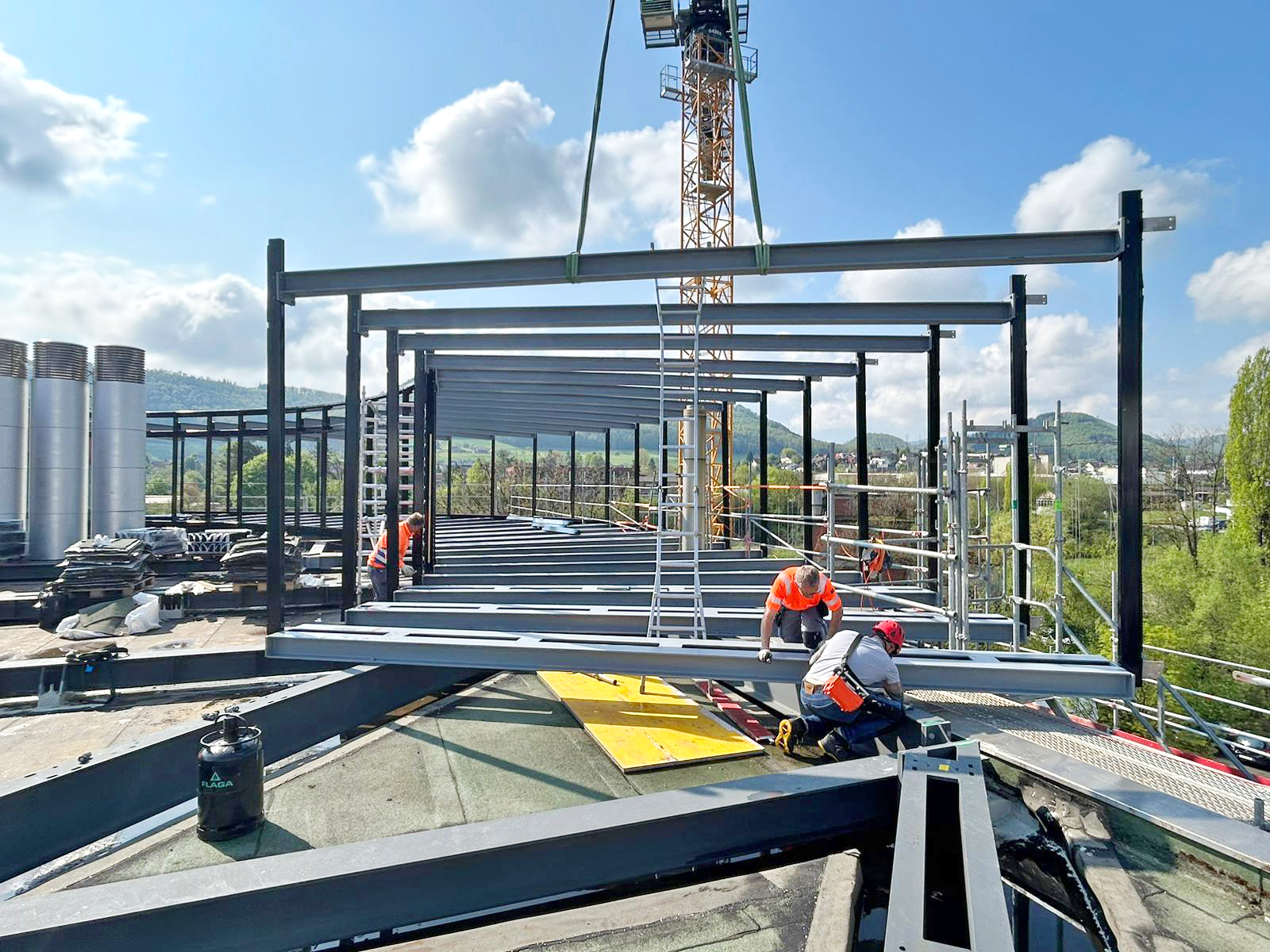 Die Bodenträger sind mit den inneren und äusseren Pfostenprofilen der Verglasung sowie dem jeweiligen Deckenträger zu fixen Rahmen verschraubt.  Bild: Rytz AG