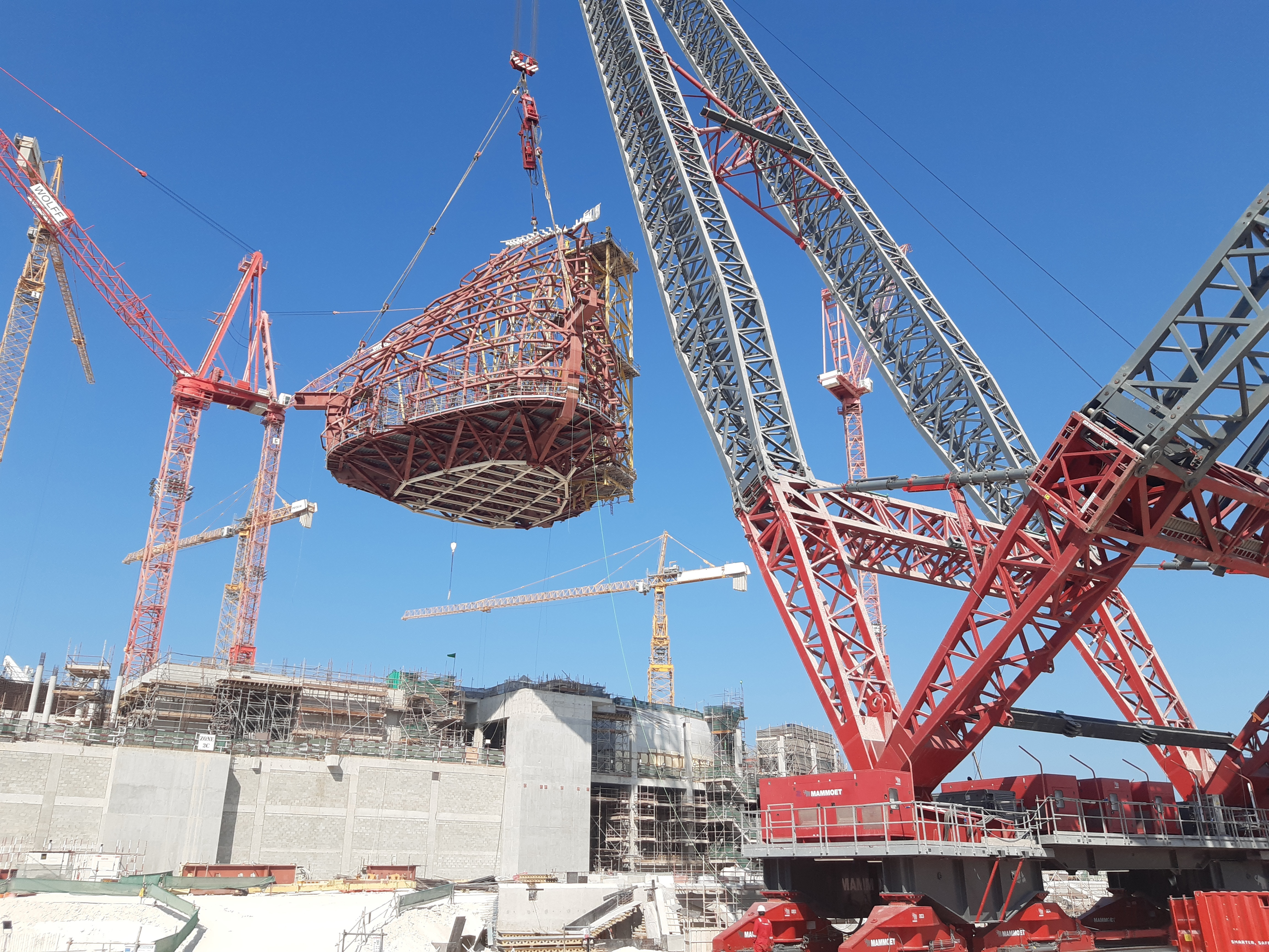 Schwerlasthebung mit grossem Radius: SK-Kran ermöglicht Montage bei laufendem Baustellenbetrieb. 