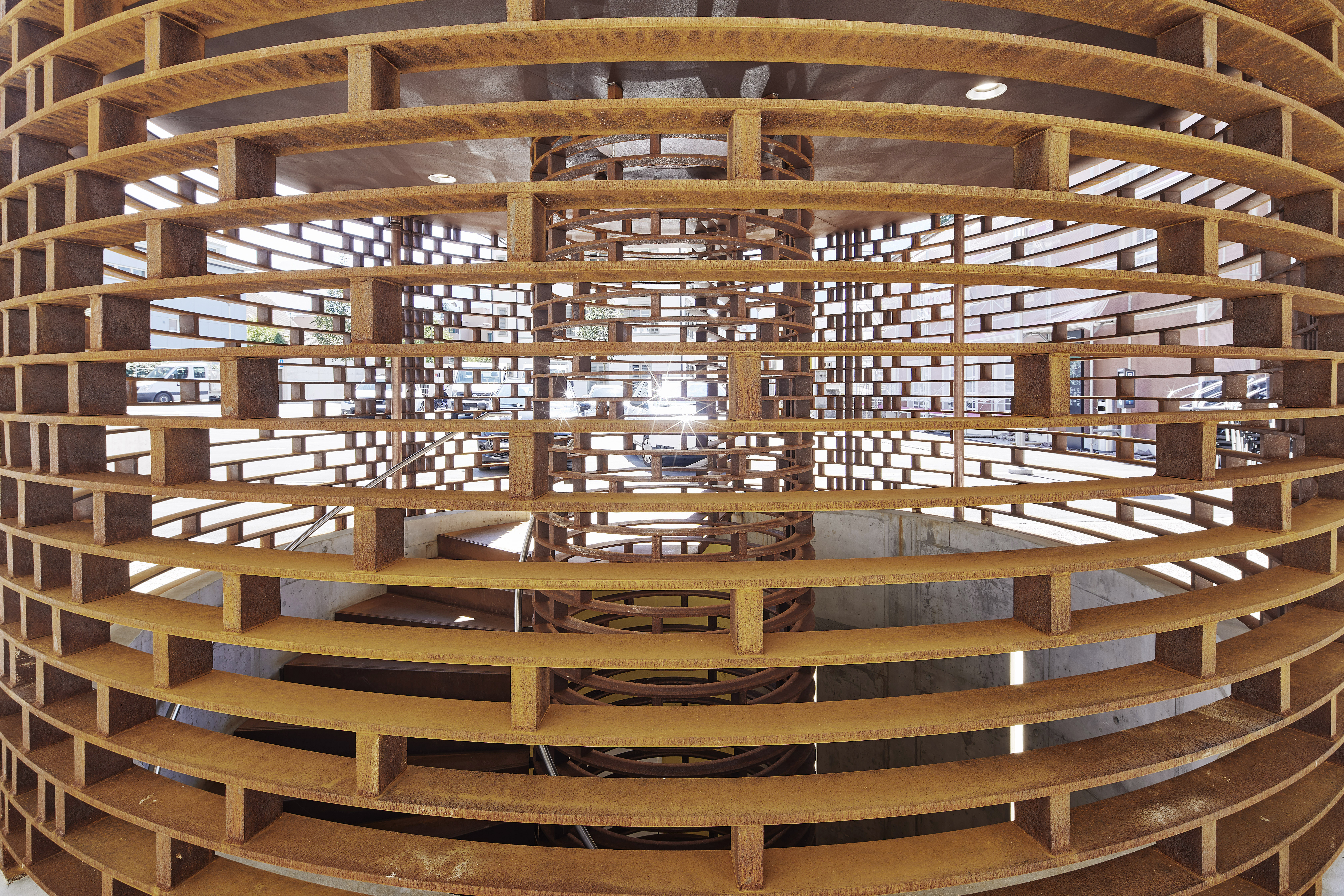 Die Anordnungen der Stahlklötze weist nur in den obersten Bereichen eine rhythmische Reihenfolge auf.