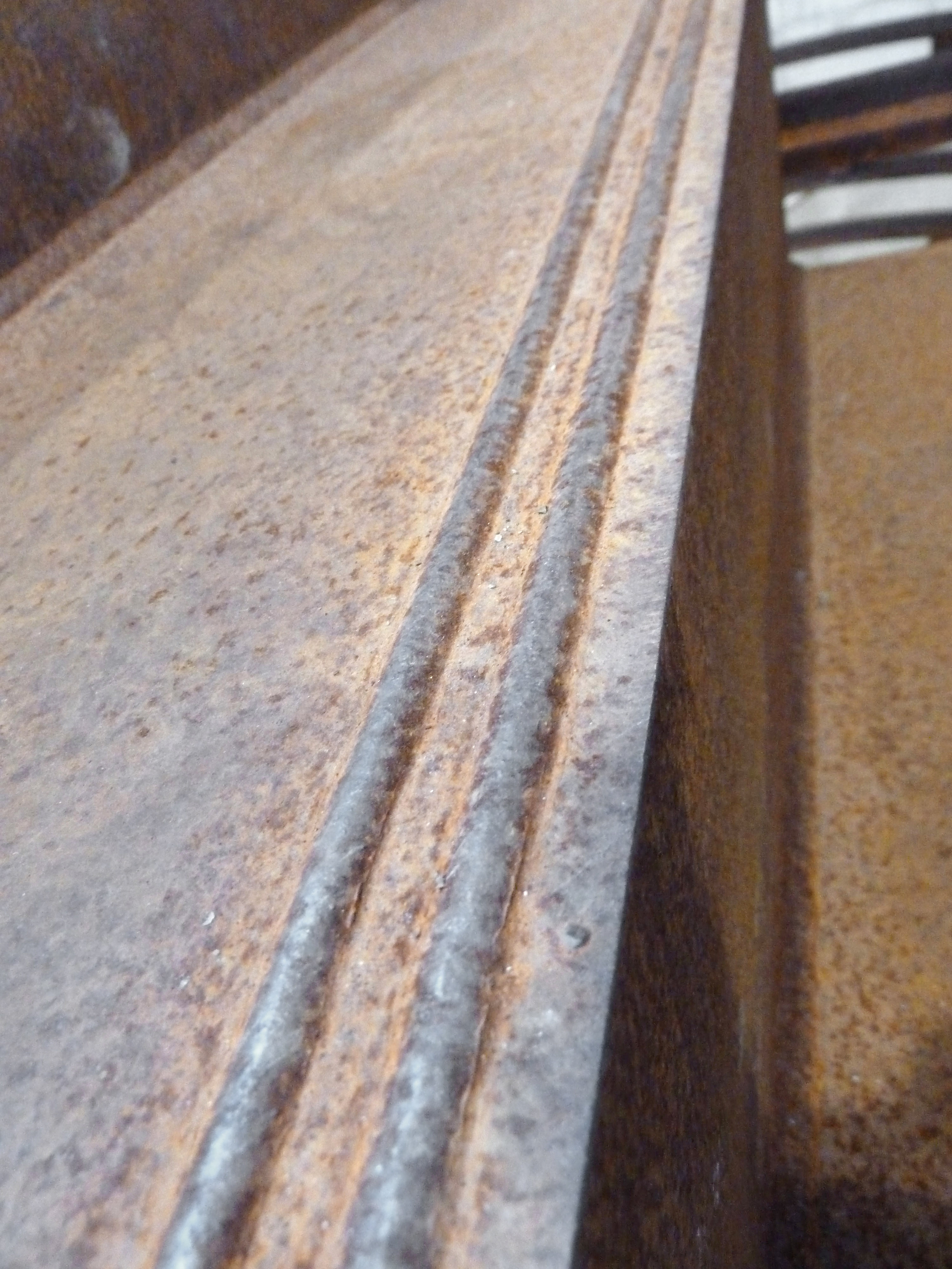 Draufsicht Stufe: Die Schweissnaht rechts verbindet die beiden Blechteile. Die linke Schweissraupe dient als zusätzlicher Gleitschutz. (Bild Redaktion)