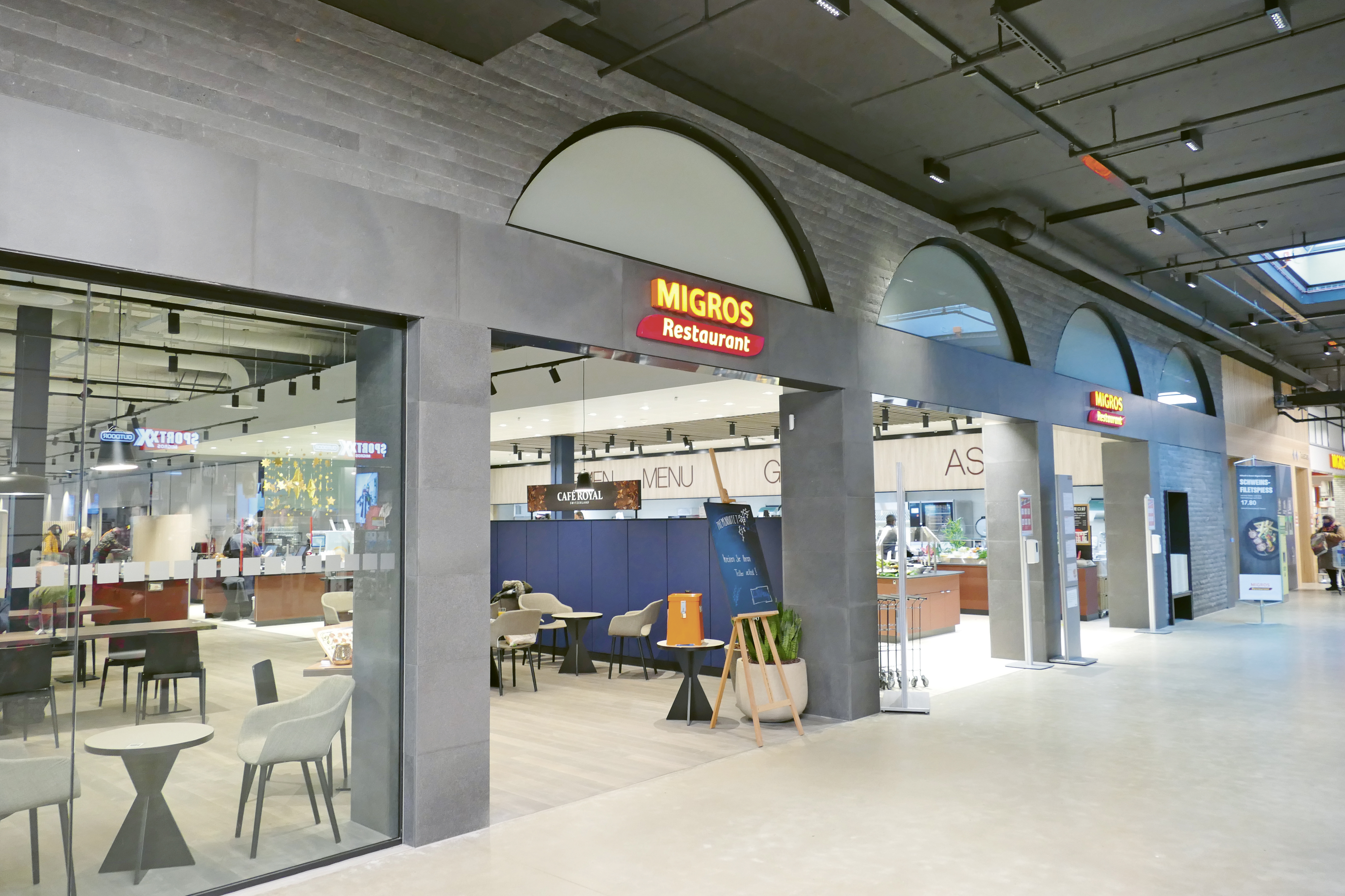 Einladende Wirkung der Shop-Fronten. Bogenverglasungen EI30 aus Forster fuego light.